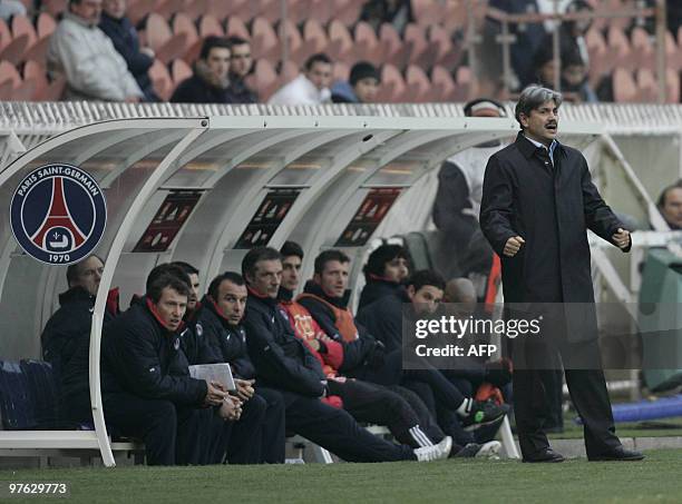 Photo datant du 01 février 2006 de Guy Lacombe , entraîneur du PSG, lors du match PSG-Auxerre au Parc des Princes à Paris. AFP PHOTO PASCAL PAVANI