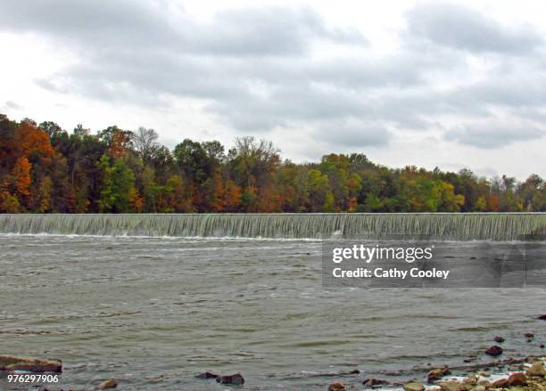 autumn at independence dam - cooley mountains stock pictures, royalty-free photos & images