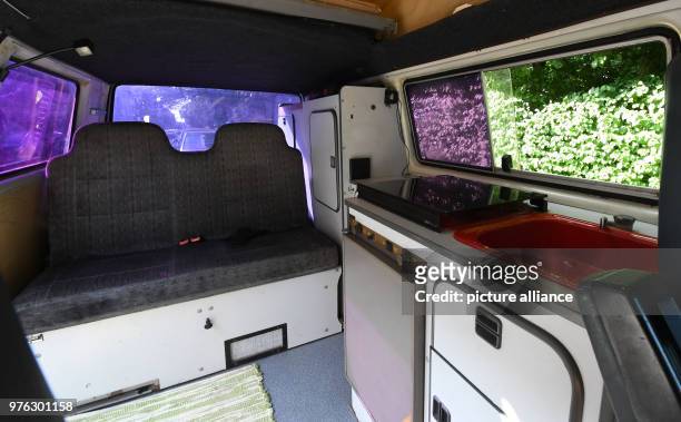 May 2018, Germany, Bremen: A converted VW T3 van with a sink and fridge. Photo: Carmen Jaspersen/dpa