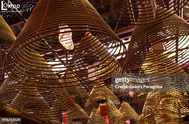 detail in chinesse temple - incense coils 個照片及圖片檔