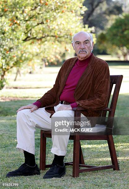 Sir Sean Connery poses during a photo call at the 4th Marrakesh International Film Festival, 08 December 2004. AFP PHOTO JACK GUEZ