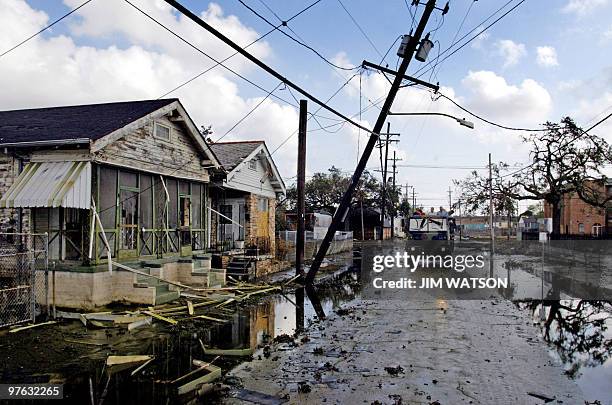 President George W. Bush, Mayor Ray Nagin, Lousiana Governor Kathleen Blanco and Vice Admiral Thad Allen tour through an area of New Orleans,...