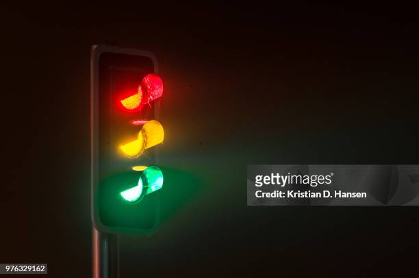 traffic light on foggy night - stoplight bildbanksfoton och bilder