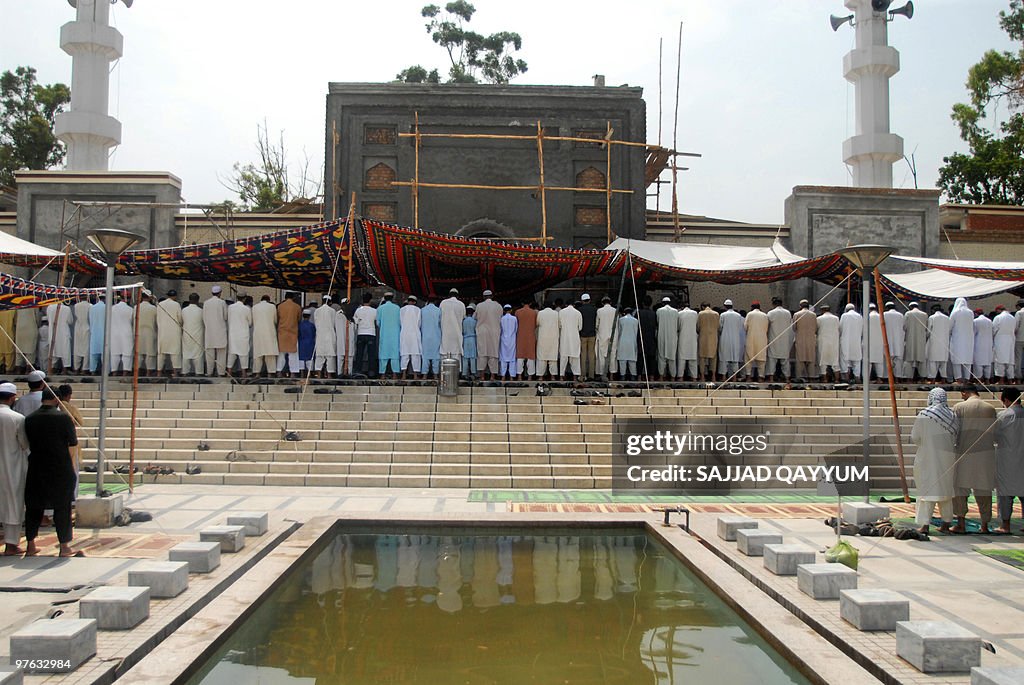 Pakistani Muslims attend Friday prayers