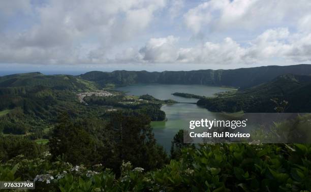 lagoa das sete cidades - cidades stock pictures, royalty-free photos & images