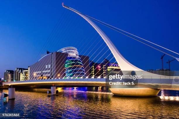 bridge 2 (dublin) - dublin city skyline foto e immagini stock