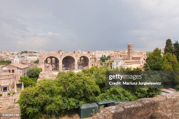 basilica of maxentius and constantine - arch of constantine stock-fotos und bilder