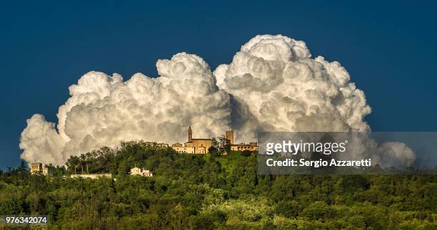 large cloud over hill, nazzano, italy - mammatus cloud stock pictures, royalty-free photos & images