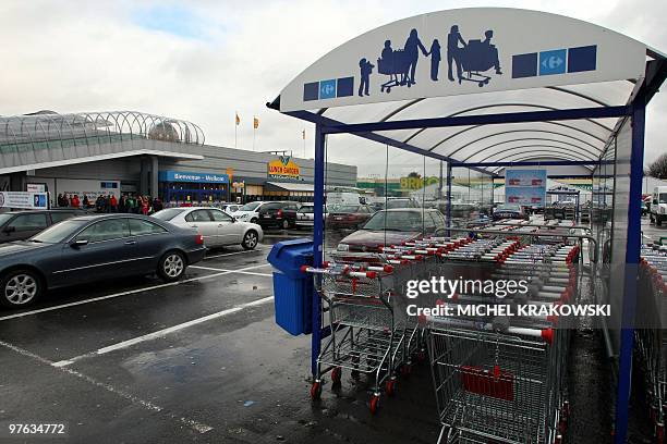 Picture taken on February 25, 2010 shows the entrance of the Carrefour Hypermarket in Sint-Agatha-Berchem - Berchem-Sainte-Agathe, in Brussels,...