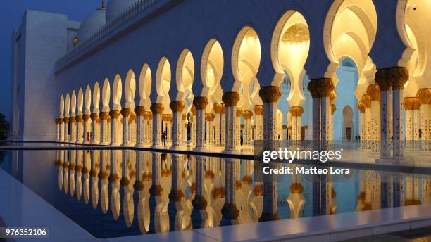 sheikh zayed grand mosque (grande moschea sheikh zayed), abu dhabi, united arab emirates - sheikh zayed mosque stock-fotos und bilder