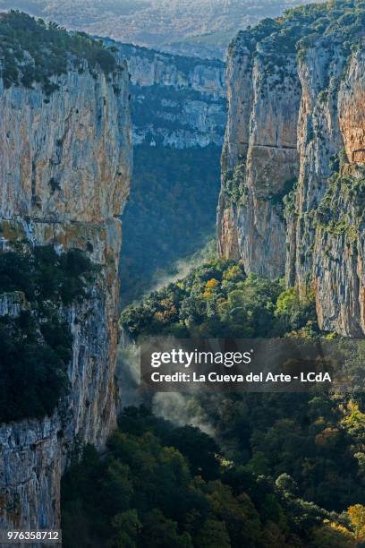 la niebla desaparece - del arte stock pictures, royalty-free photos & images