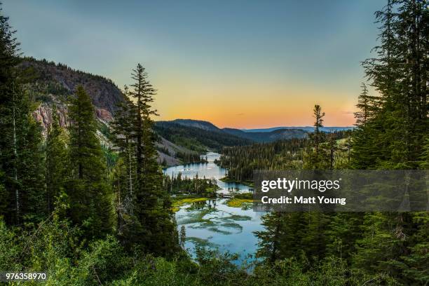 twin lakes at sunset, mammoth lakes, california, usa - noordelijk californië stockfoto's en -beelden