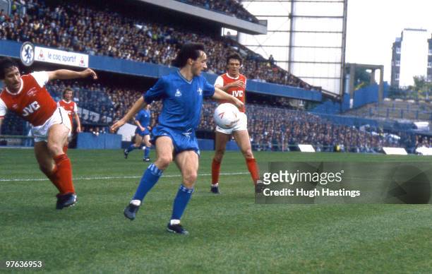 Pat Nevin of Chelsea runs with the ball during the Canon League Division One match between Chelsea and Arsenal held on September 21, 1985 at Stamford...