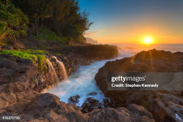 sunset over queens bath, princeville, hawaii, usa - princeville stock pictures, royalty-free photos & images