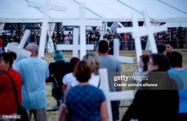 Dpatop - 08 June 2018, Germany, Themar: Festivalgoers attending the rightist festival "Tage der nationalen Bewegung" and counter-demonstrators...