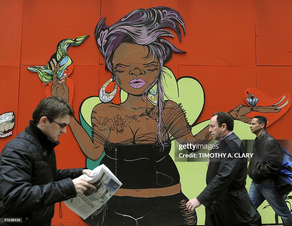 New Yorkers pass the mural by Puerto Ric