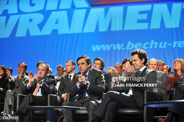 Christophe Béchu, chef de file UMP en région Pays de la Loire et le Premier Ministre François Fillon applaudissent, le 11 mars 2010 à Nantes, lors...