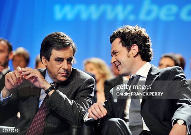 Christophe Béchu, chef de file UMP en région Pays de la Loire discute avec le Premier Ministre François Fillon, le 11 mars 2010 à Nantes, lors d'un...