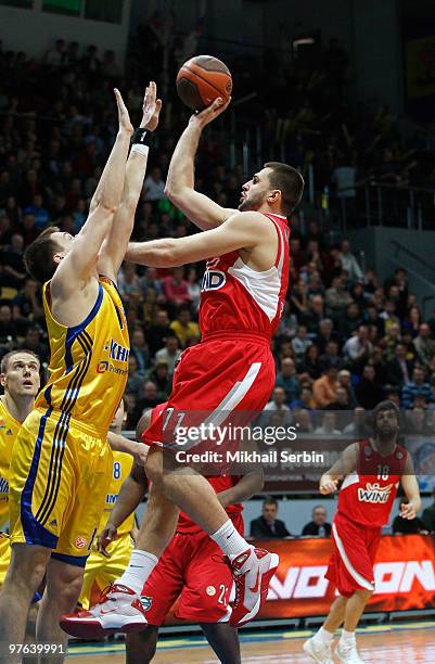 Linas Kleiza, #11 of Olympiacos Piraeus competes with Paulius Jankunas, #13 of BC Khimki Moscow Region in action during the Euroleague Basketball...