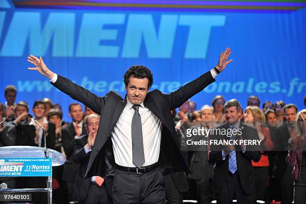 Christophe Béchu, chef de file UMP en région Pays de la Loire salue les militants, le 11 mars 2010 à Nantes, lors d'un meeting de campagne pour les...