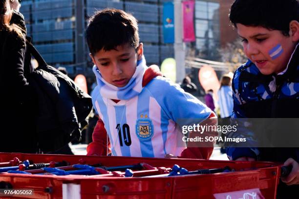The children played table soccer with their Messi shirt and supported the Argentine national team. Thousands of football fans took to the main square...