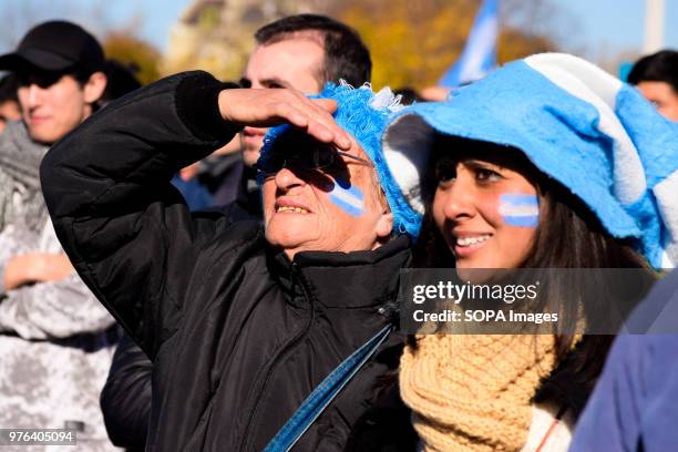 Argentine women fans lament the draw of their national team against Iceland, they did not expect the result. Thousands of football fans took to the...