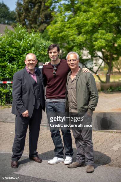 June 2018, Germany, Langenfeld: The actors Dietmar Baer , Max Simonischek and Klaus Behrendt, stand next to each other in the course of the shooting...