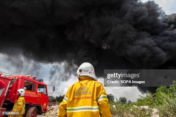 Kota Sarang Semut Volunteer Fire Brigade arrived at the fire scene and quickly disperse to control the fire involving three factories in Sungai...