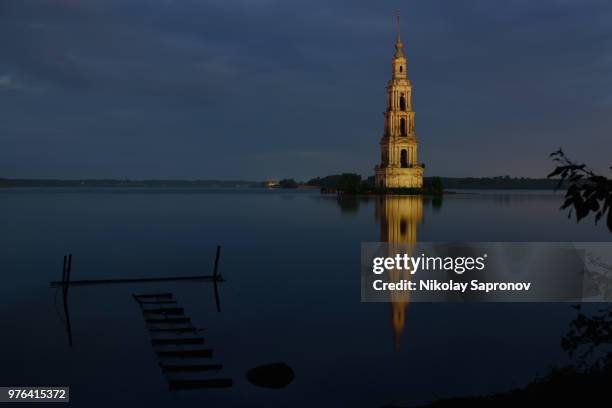 tower of flooded orthodox belfty, kalazin, tver region, russia - volga stock-fotos und bilder