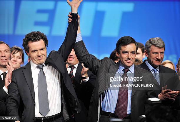 Christophe Béchu, chef de file UMP en région Pays de la Loire et le Premier Ministre François Fillon saluent, le 11 mars 2010 à Nantes, à l'issue...