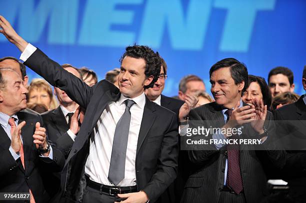 Christophe Béchu, chef de file UMP en région Pays de la Loire et le Premier Ministre François Fillon saluent, le 11 mars 2010 à Nantes, à l'issue...