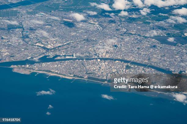 sea of japan and center of niigata city in japan daytime aerial view from airplane - prefeitura de niigata imagens e fotografias de stock