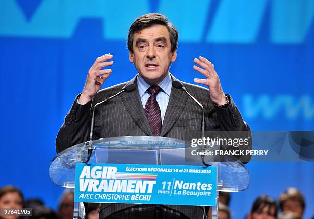 Le Premier Ministre François Fillon s'exprime à la tribune lors d'un meeting de campagne pour les élections régionales de Christophe Béchu, chef de...