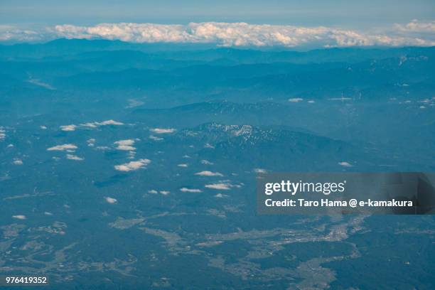snow-capped mt. sumon in niigata daytime aerial view from airplane - 長岡市 個照片及圖片檔