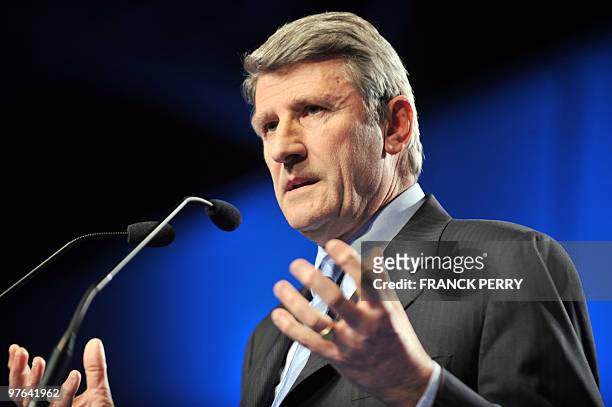 Le président du Mouvement pour la France Philippe de Villiers s'exprime à la tribune lors d'un meeting de campagne pour les élections régionales de...