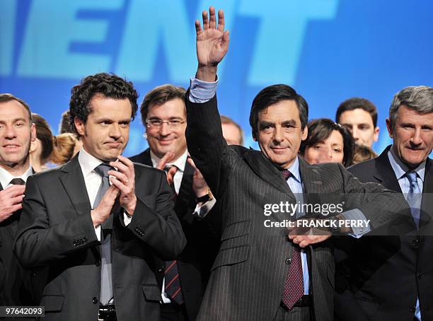 Christophe Béchu, chef de file UMP en région Pays de la Loire et le Premier Ministre François Fillon saluent, le 11 mars 2010 à Nantes, à l'issue...