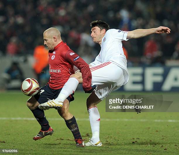 Lille's French midfielder Florent Balmont vies with Liverpool midfielder Maximilano Rodriguez during the UEFA Europa League football match Lille vs....