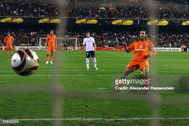Torsten Frings of Bremen scores his first team goal with a penalty kick during the UEFA Europa League round of 16 first leg match between Valencia...