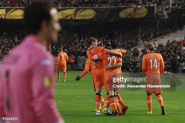 Torsten Frings of Bremen celebrates scoring his first team goal with his team mates whilts Valencias' keeper Cesar Sanchez looks on during the UEFA...