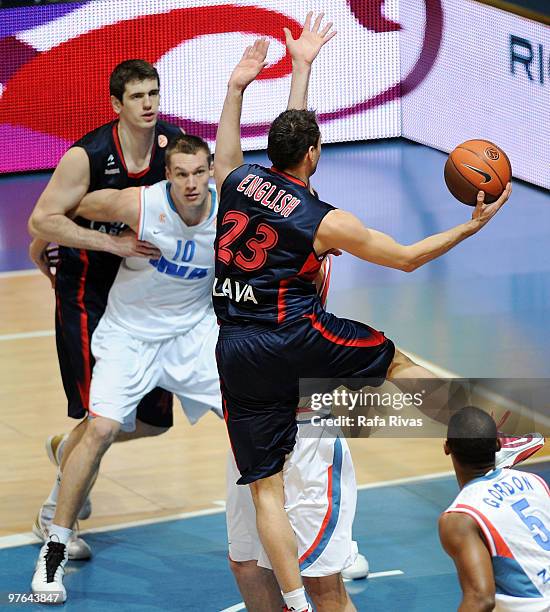 Carl English, #23 of Caja Laboral competes with Leon Radosevic, #10 of KK Cibona Zagreb next to Stanko Barac, #42 of Caja Laboral during the...