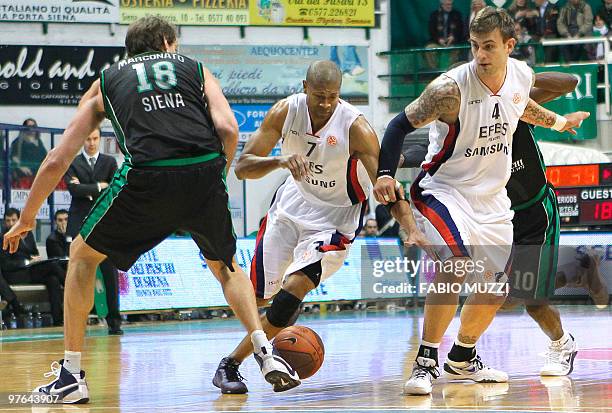 Efes Pilsen's IstaNbul Charles Smith dribbles past teammate Mario Kasun and Montepaschi's Siena Dennis Marconato during their Top 16 Game 6, Groupe...