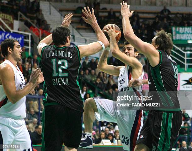 Efes Pilsen's Istanbul Ender Arslan vies with Montepaschi's Siena Ksistof Lavrinovic and Dennis Marconato during their Top 16 Game 6, Groupe F,...