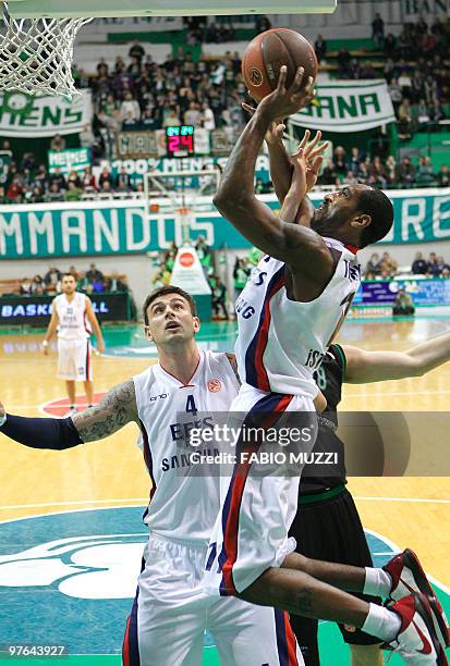 Efen Pilsen's Istanbul Bootsy Thornton and teammate Mario Kasun try to score against Montepaschi Siena during their Top 16 Game 6, Groupe F,...