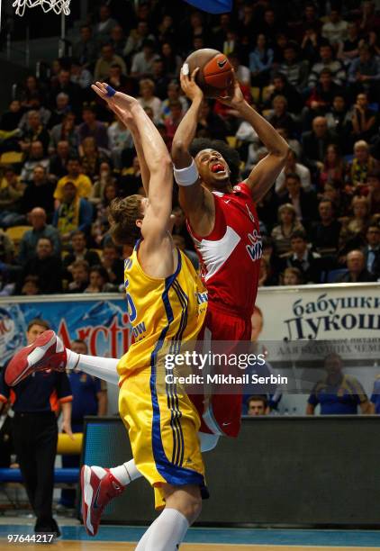 Josh Childress, #6 of Olympiacos Piraeus competes with Timofey Mozgov, #25 of BC Khimki Moscow Region in action during the Euroleague Basketball...