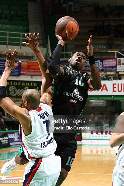 Romain Sato, #10 of Montepaschi Siena shoots over Charles Smith, #7 of Efes Pilsen Istanbul during the Euroleague Basketball 2009-2010 Last 16 Game 6...