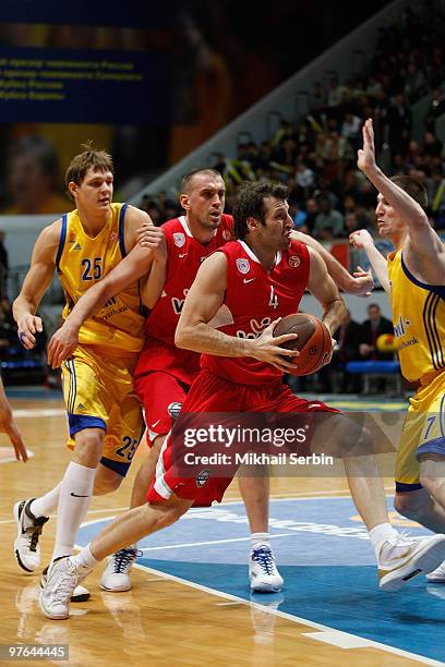Theodoros Papaloukas, #4 of Olympiacos Piraeus competes with Vitaly Fridzon, #7 of BC Khimki Moscow Region in action during the Euroleague Basketball...