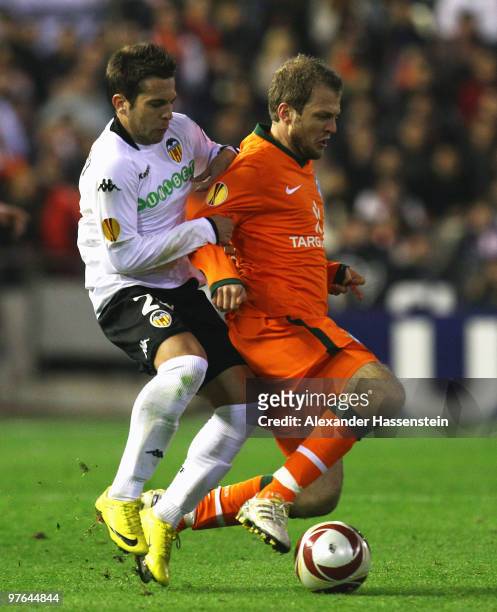 Daniel Jensen of Bremen battles for the ball with Jordi Alba of Valencia during the UEFA Europa League round of 16 first leg match between Valencia...