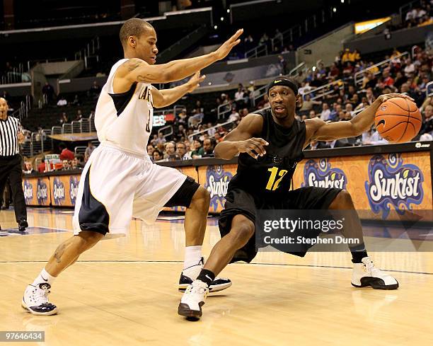 Tajuan Porter of the Oregon Ducks controls the ball against Jerome Randle of the California Golden Bears during the quarterfinals of the Pac-10...