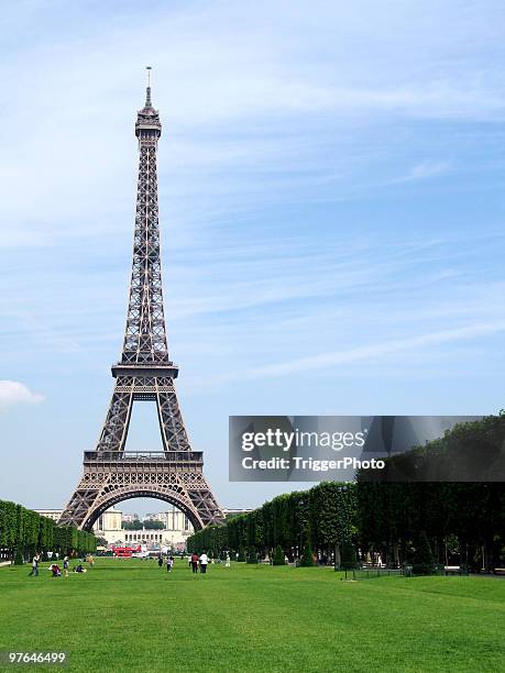 eiffel tower - eiffel tower restaurant stock pictures, royalty-free photos & images