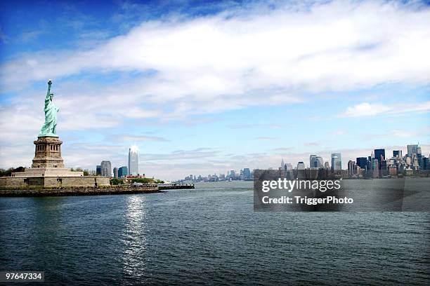 the new york city skyline with the statue of liberty - staten island stock pictures, royalty-free photos & images